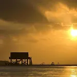 With 2 Bedrooms Apartment *
